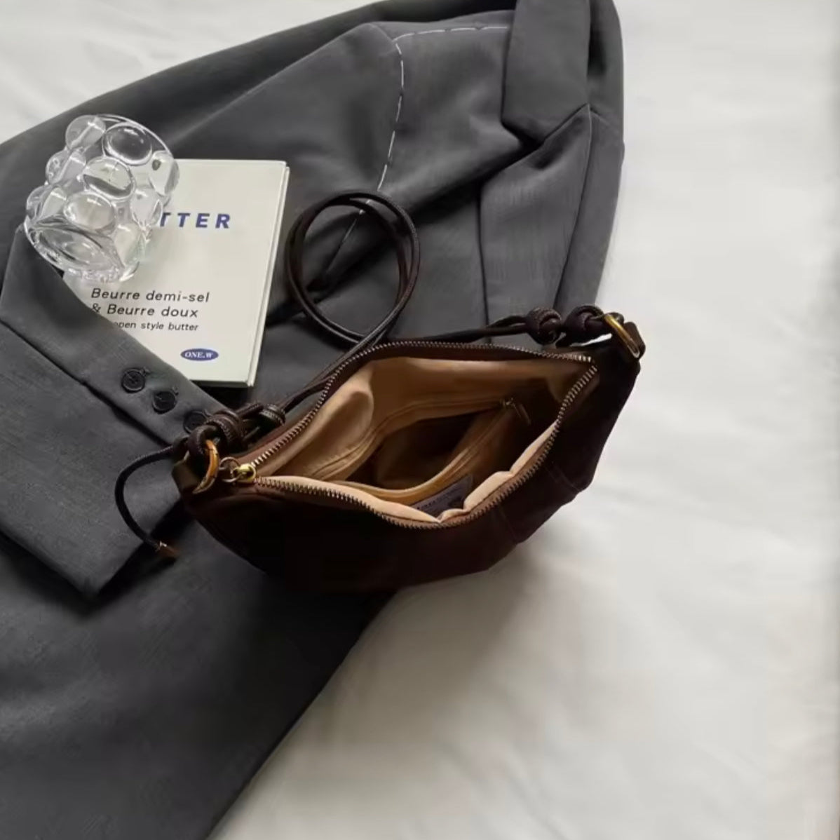 Sac Bandoulière Femme en Cuir Noir - Élégant et Pratique pour Sorties Quotidiennes, Taille Idéale 25x20x10 cm