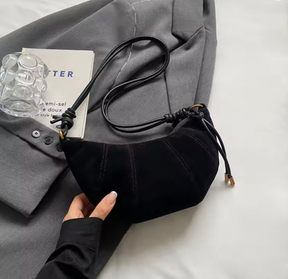 Women's Black Leather Shoulder Bag - Elegant and Practical for Daily Outings, Ideal Size 25x20x10 cm