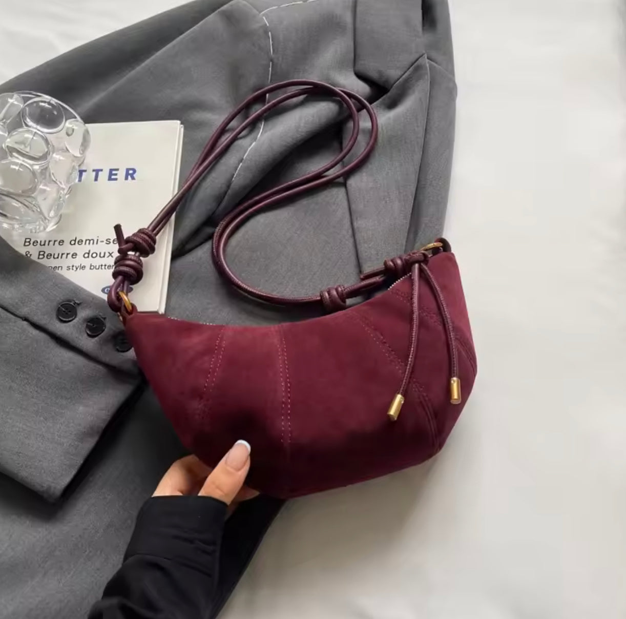 Women's Black Leather Shoulder Bag - Elegant and Practical for Daily Outings, Ideal Size 25x20x10 cm