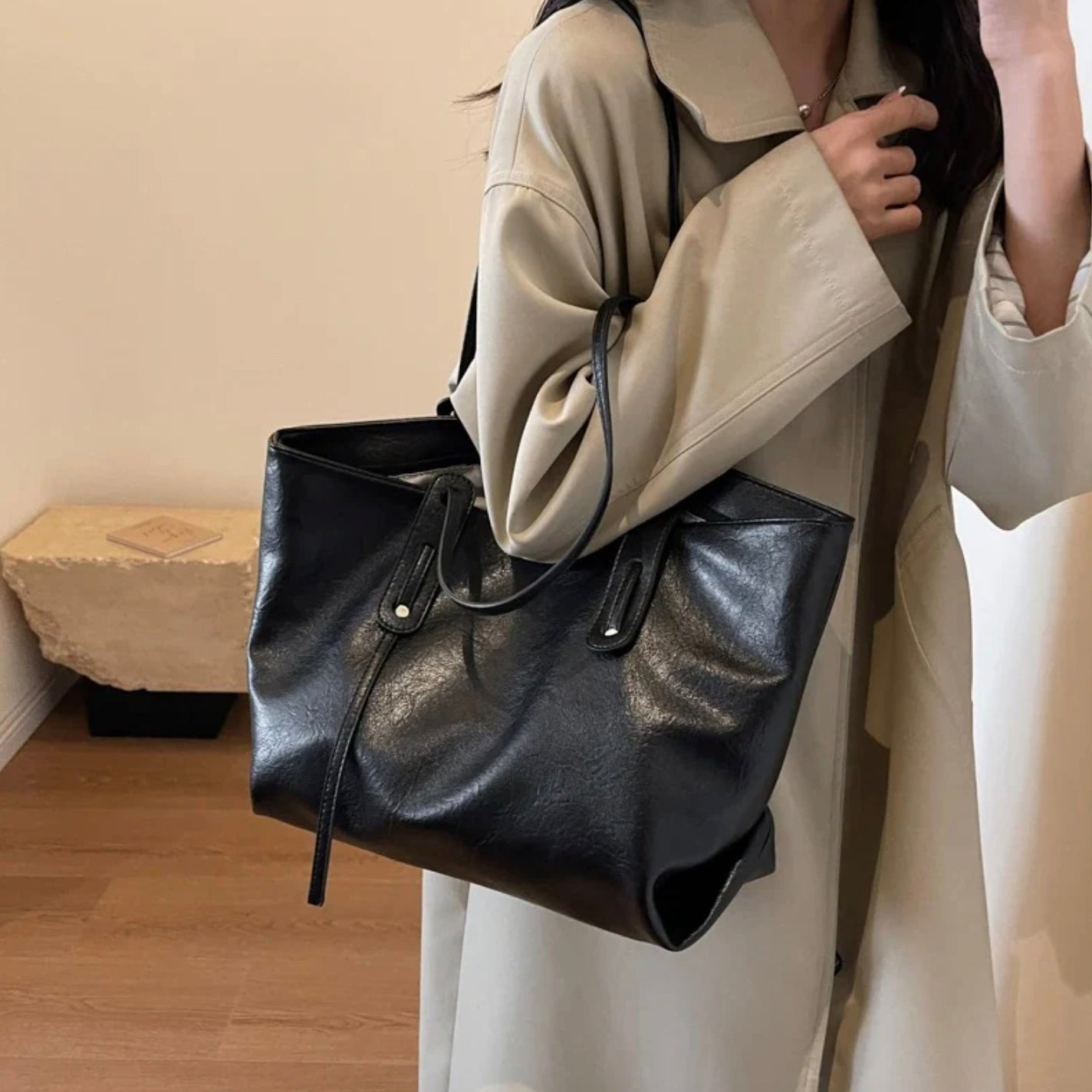 Women's black leather handbag with adjustable shoulder strap – Elegant and spacious, Solene model