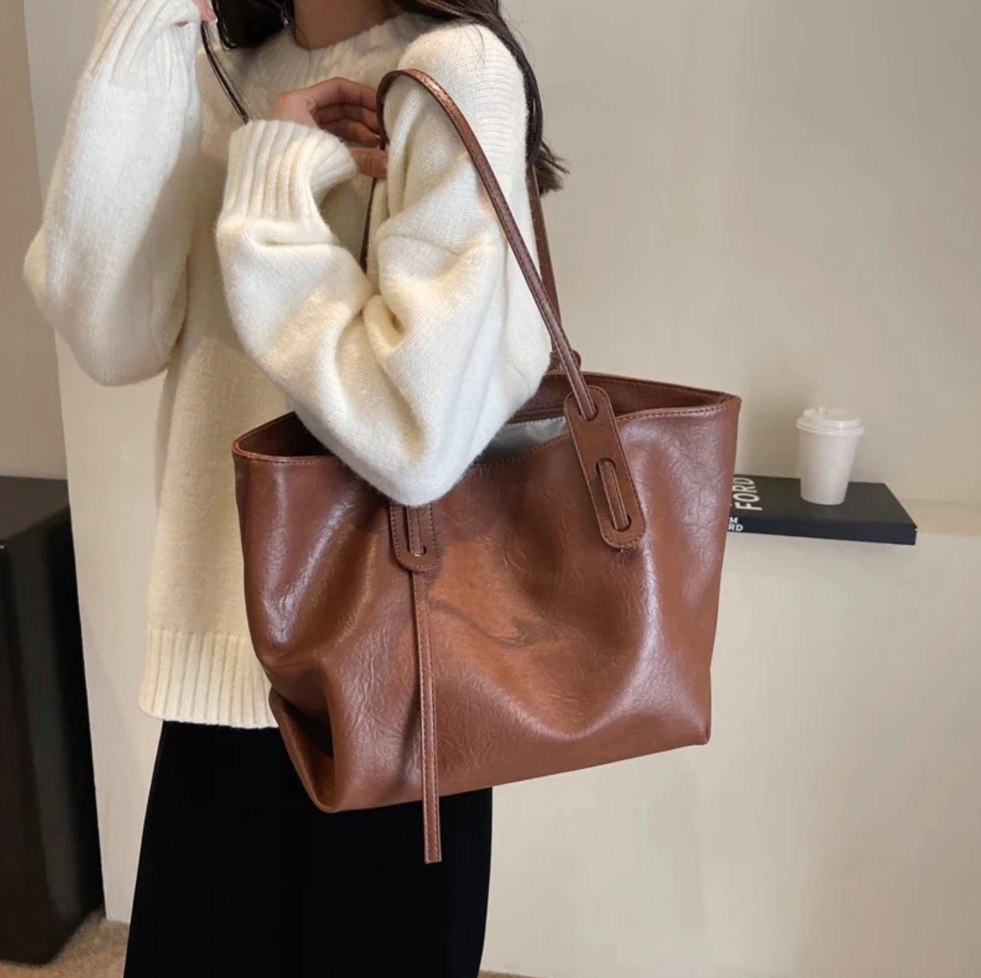 Sac à main femme en cuir noir avec bandoulière ajustable – Élégant et spacieux, modèle Solène