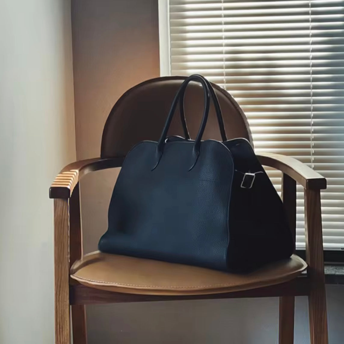 Sac à Main Femme en Cuir Végan avec Bandoulières Confortables – Style Élégant et Pratique, Dimensions 38x28x23 cm