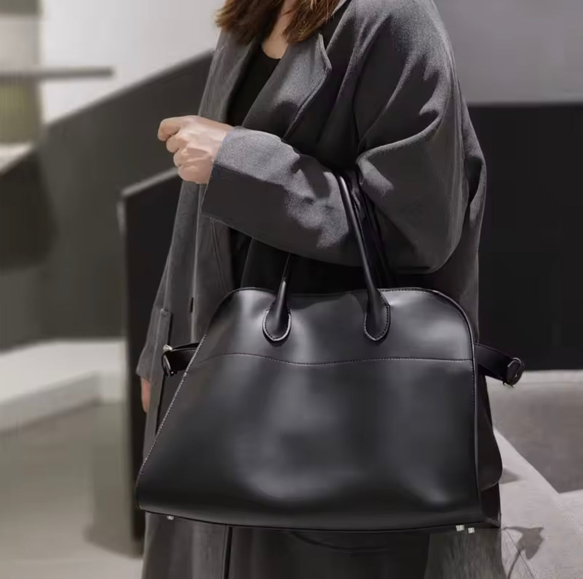 Sac à Main Femme en Cuir Végan avec Bandoulières Confortables – Style Élégant et Pratique, Dimensions 38x28x23 cm