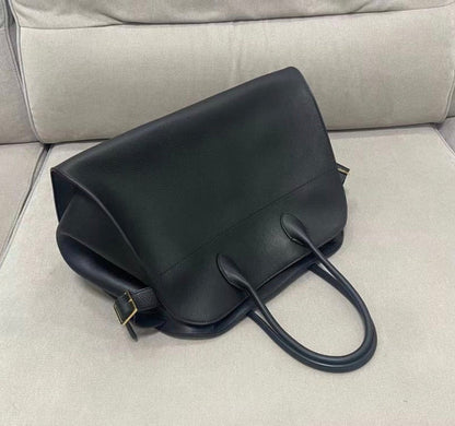 Women's Vegan Leather Handbag with Comfortable Shoulder Straps – Elegant and Practical Style, Dimensions 38x28x23 cm