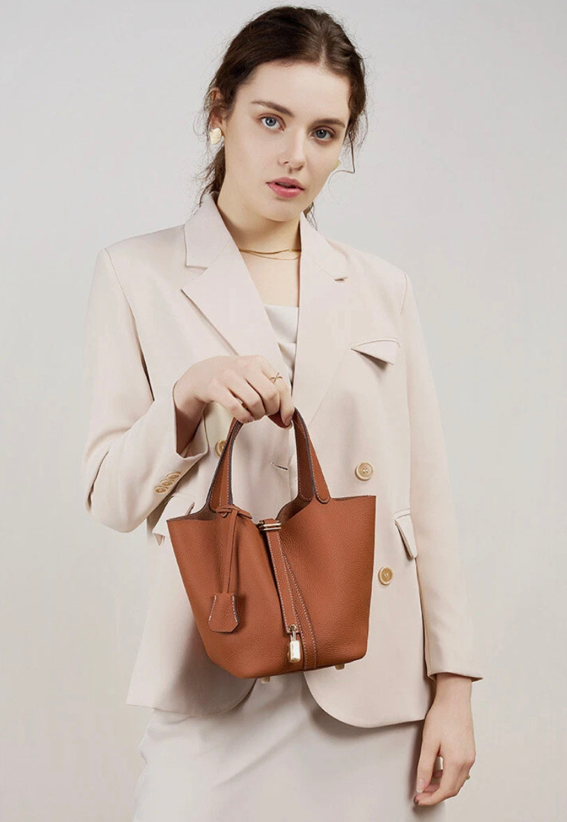 Sac à Main Femme Élégant en Cuir Végétalien avec Poignée en Acier – Sac Seau 16x20x19 cm