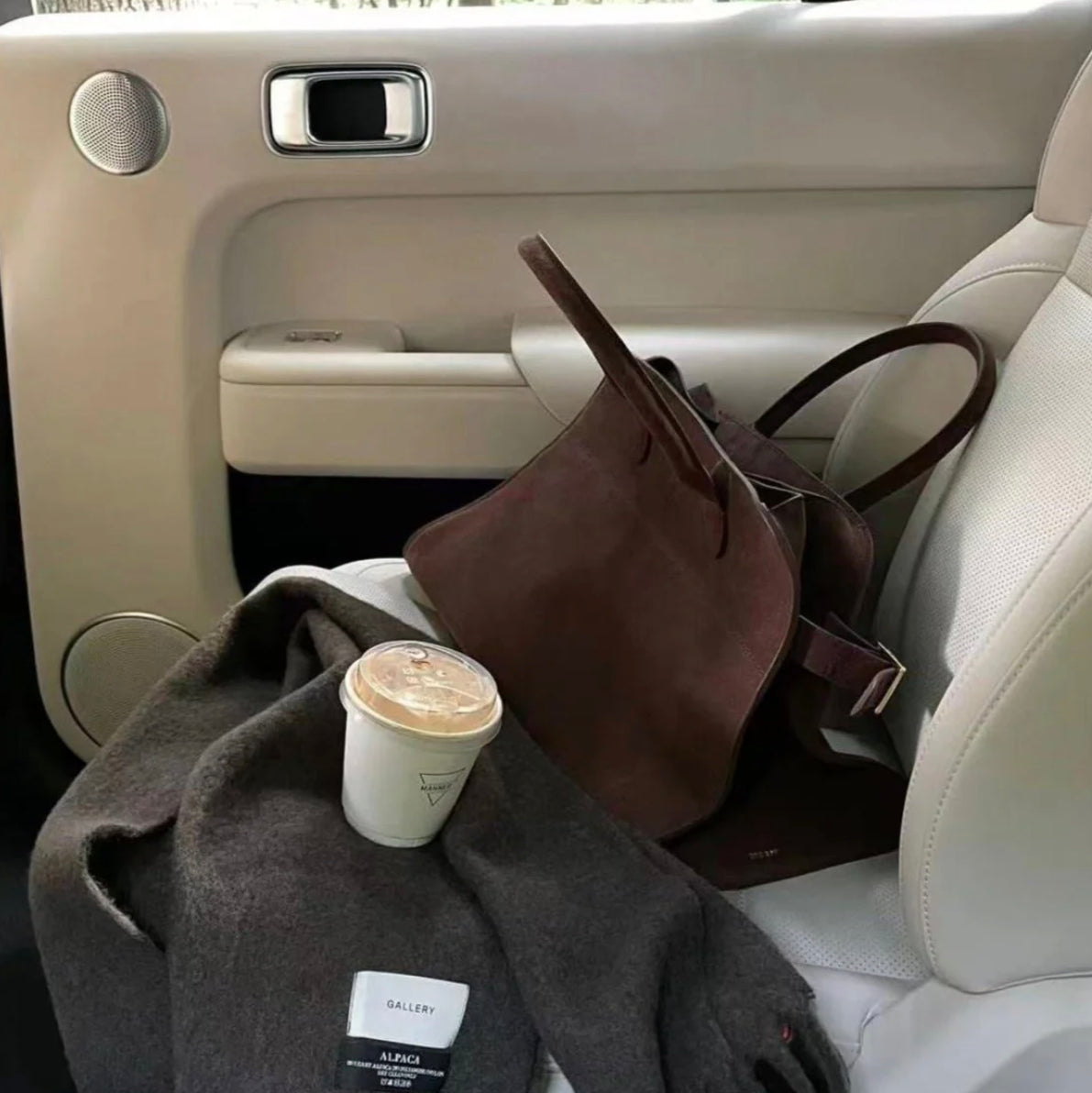 Women's Vegan Suede Leather Handbag – Elegant and Practical Shoulder Bag for Daily Use, Dimensions 38x28x23 cm