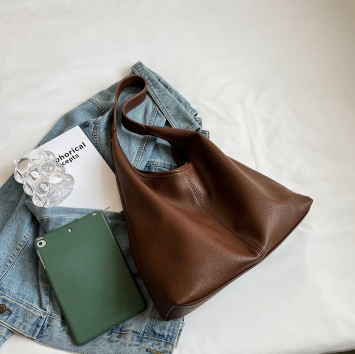 Sac à Main Hobo en Cuir Végan pour Femme avec Pochette Intérieure – Spacieux et Pratique, Idéal pour Quotidien