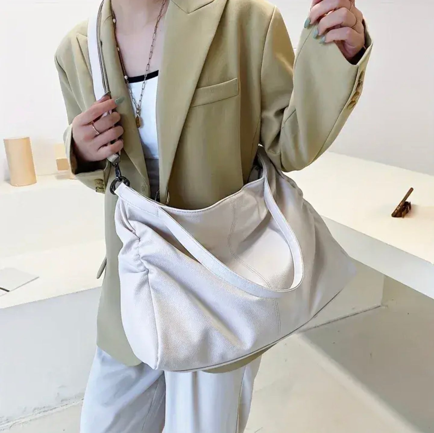 Large Women's Leather Handbag with Multiple Pockets, Adjustable Shoulder Strap – Elegant and Spacious Black or Brown