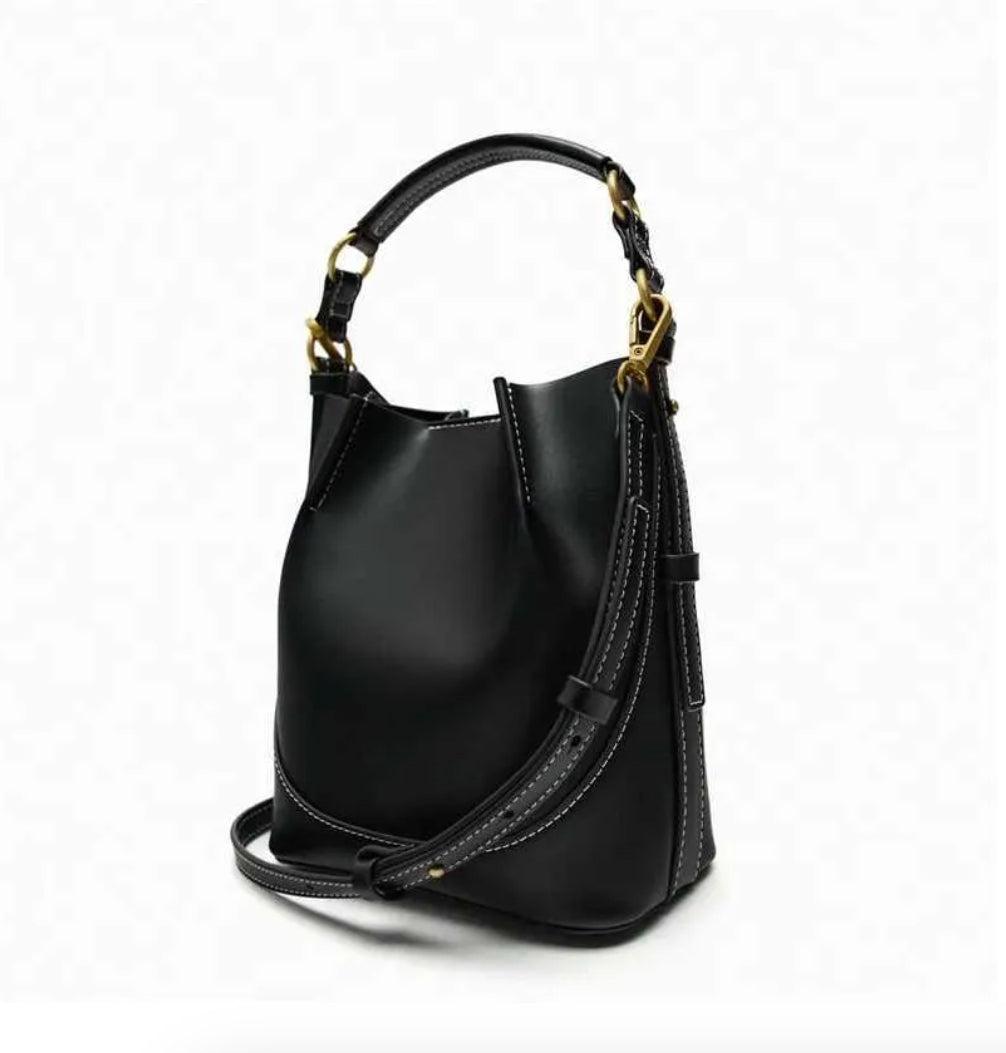 Timeless women's leather handbag – 19x21x11 cm, elegant and practical design for all occasions