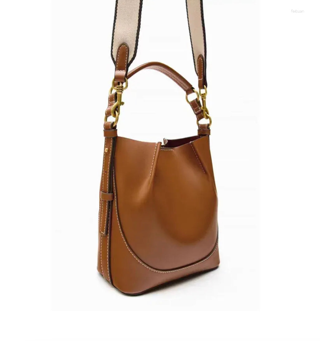 Timeless women's leather handbag – 19x21x11 cm, elegant and practical design for all occasions
