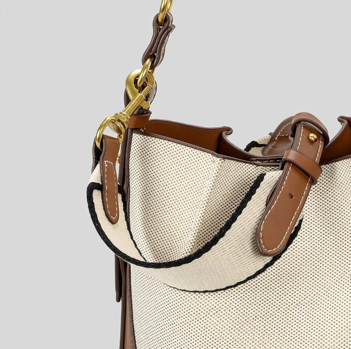 Timeless women's leather handbag – 19x21x11 cm, elegant and practical design for all occasions
