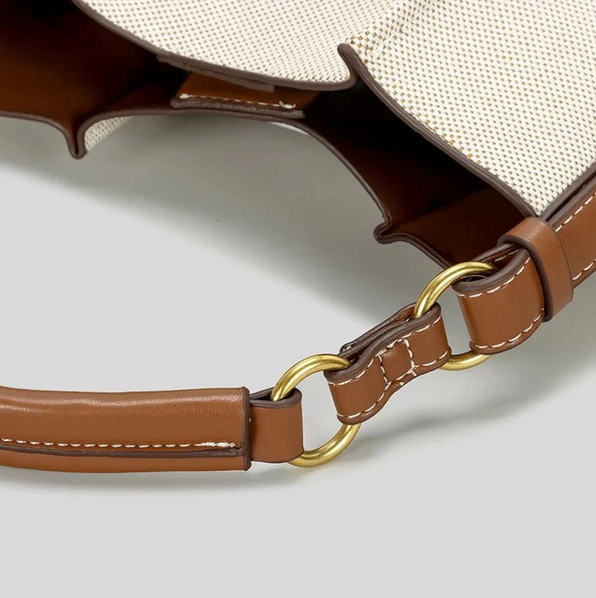 Timeless women's leather handbag – 19x21x11 cm, elegant and practical design for all occasions