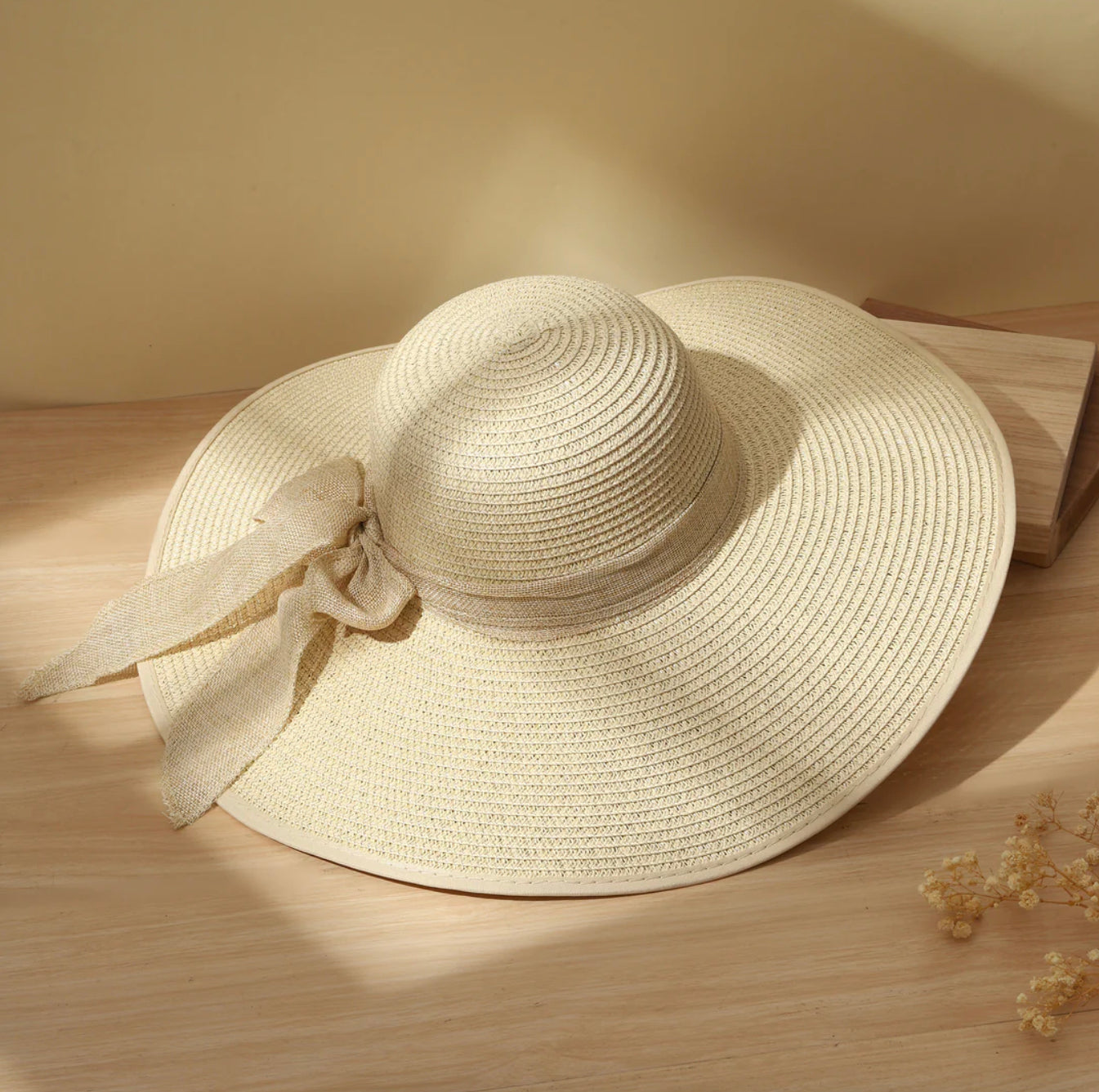 Adjustable Women's Straw Hat with Sun Protection – Elegant Summer Accessory 10 cm Brims