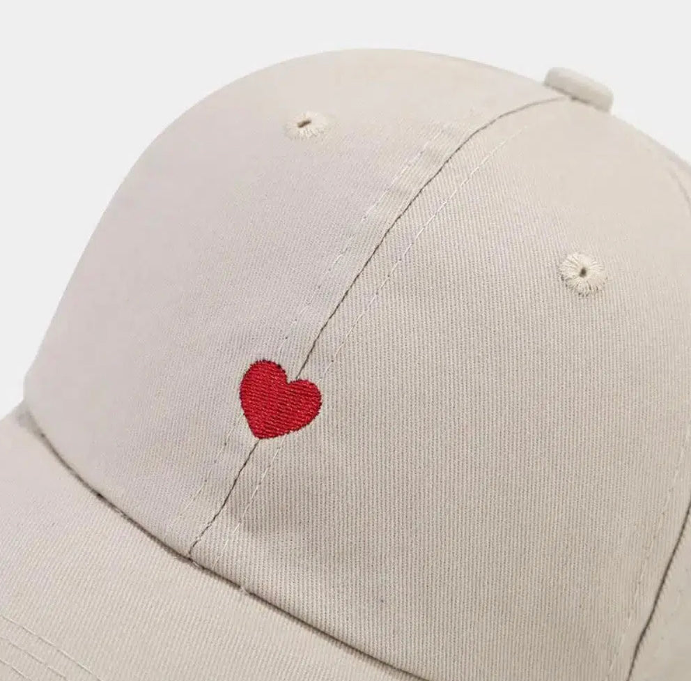 Casquette Femme Minimaliste avec Cœur Brodé – Élégante et Confortable, Ajustable et Respirante