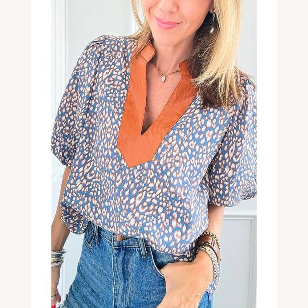 Haut Femme à Col en V en Similicuir Camel avec Imprimé Abstrait Bleu – Manches Bouffantes, Coupe Décontractée