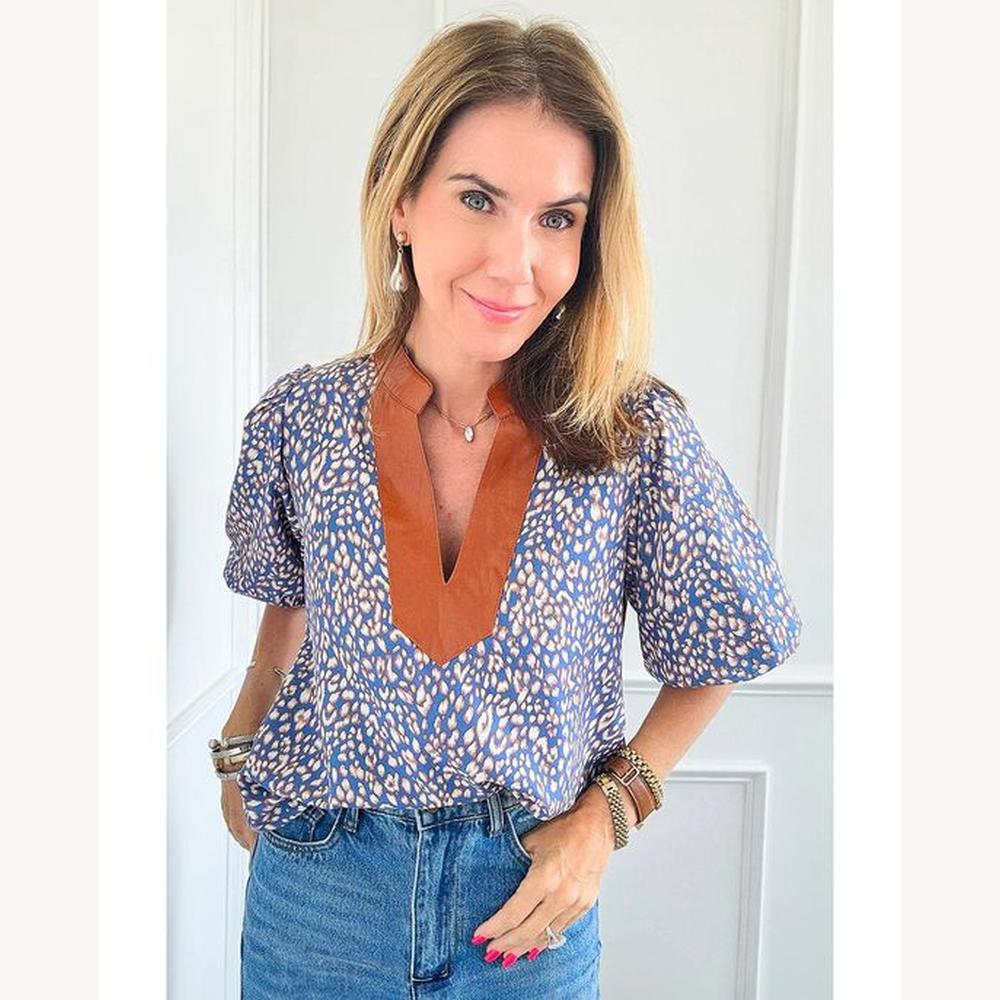 Haut Femme à Col en V en Similicuir Camel avec Imprimé Abstrait Bleu – Manches Bouffantes, Coupe Décontractée
