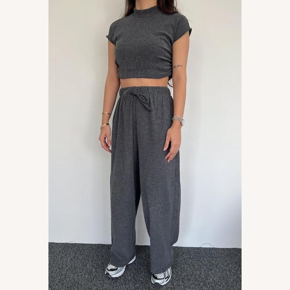 Ensemble Femme Deux-Pièces Confortable avec Crop Top à Col Montant et Pantalon Ample Élastique – Idéal pour Sorties Décontractées