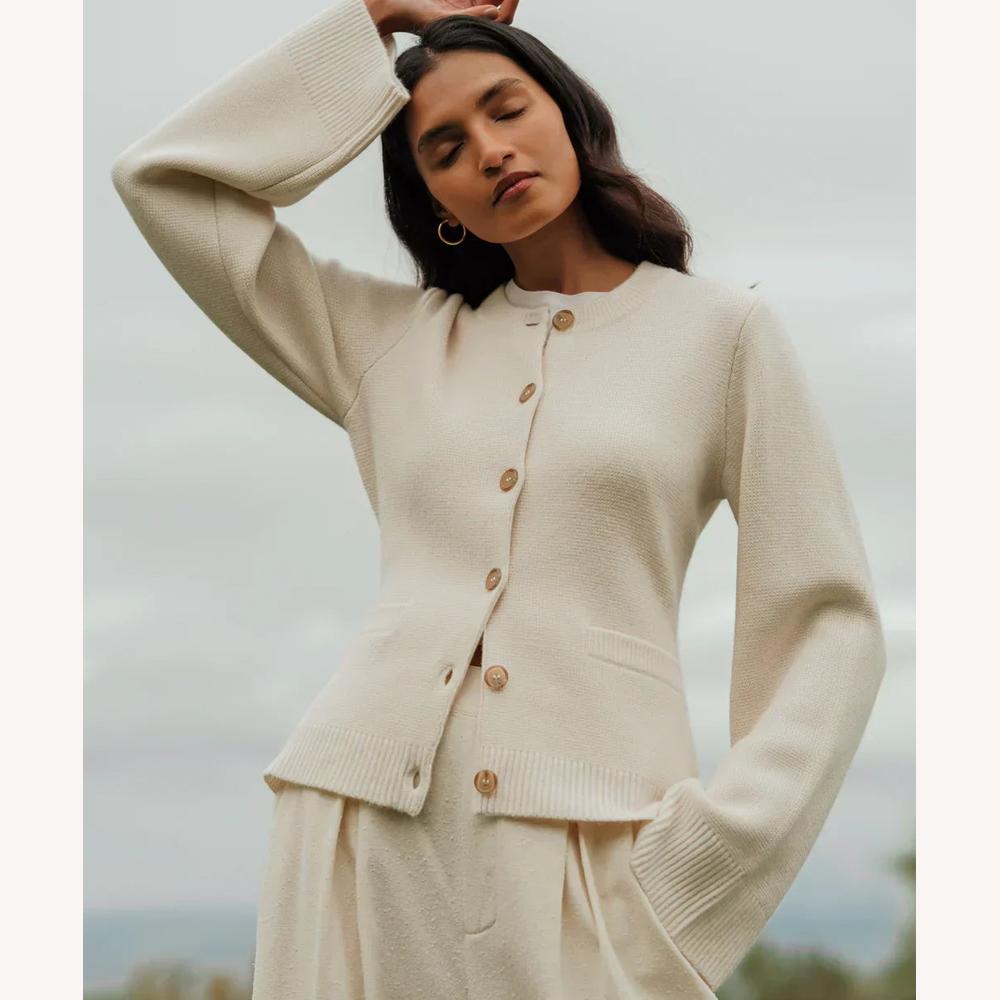 Women's Buttoned Cardigan in Soft Knit with Ribbed Details – Elegant and Comfortable, Ideal for Mid-Season